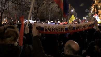 Bandiere russe e immagini di Putin: in Serbia la manifestazione che sostiene l'invasione