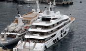 Una barca di migranti ha chiesto aiuto allo yacht di un oligarca russo in fuga
