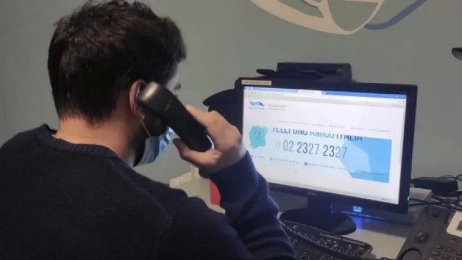 Covid, Telefono Amico lancia l'allarme: non migliora il disagio psicologico. Centomila richieste di aiuto in un anno, +85%