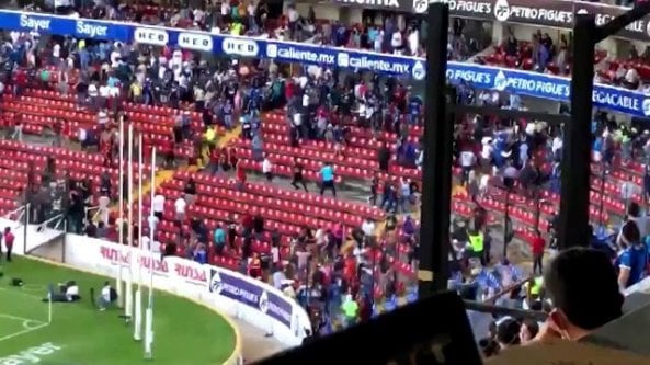 Follia durante la partita di campionato: maxi rissa in campo e sugli spalti, 22 feriti