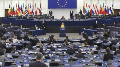 Legami con Russia e Cina: anche la Lega tra le forze sovraniste nel mirino del Parlamento Ue. Il consenso di Fdi