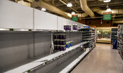 Assalti ai supermercati e file ai distributori, è vera psicosi tra i consumatori per la guerra