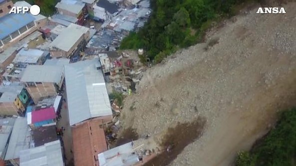 Si stacca un pezzo delle Ande: case ricoperte dalla frana