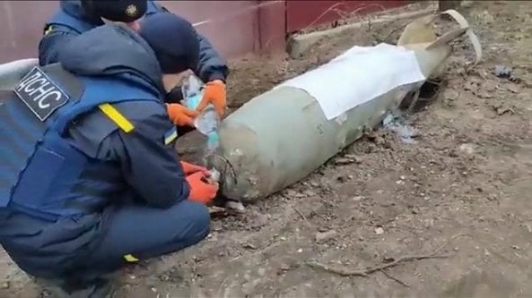 Il coraggio degli artificieri ucraini: disinnescano una bomba russa con un po' d'acqua e un paio di guanti
