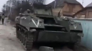 Le carcasse dei carri armati russi abbandonate fra le case di Bucha    