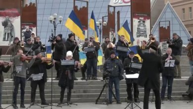Kiev, in Piazza Maidan l'orchestra sinfonica suona 