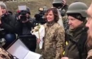 Il matrimonio di due soldati ucraini davanti a un posto di blocco: 