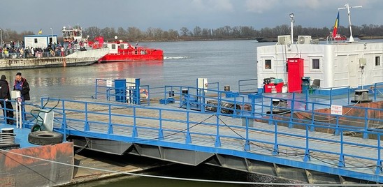 Il pontile oltre il quale i viaggiatori diventano profughi