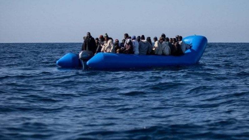 Canale di Sicilia, barca si capovolge: 31 salvati da Medici senza frontiere. Yacht oligarca russo raccoglie un altro Sos