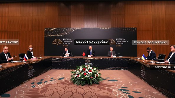 Negoziati Russia-Ucraina, nulla di fatto in Turchia. Scambio di accuse tra Kuleba e Lavrov. Il ministro russo: