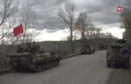 Sui carrarmati in Ucraina sventola la bandiera sovietica