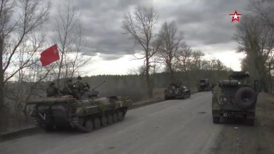 Sui carrarmati in Ucraina sventola la bandiera sovietica