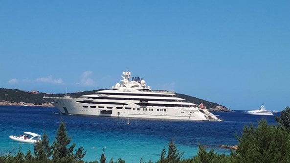 Oligarchi russi, dalle ville in Costa Smeralda agli yacht milionari: il catalogo dei beni congelati