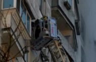 I soccorsi dopo il bombardamento del palazzo di Sviatoshynskyi: almeno quattro i morti   