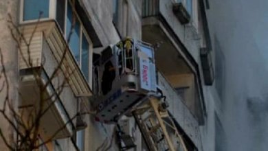 I soccorsi dopo il bombardamento del palazzo di Sviatoshynskyi: almeno quattro i morti   