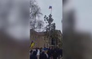 Cittadini ucraini sfidano i militari russi: ammainata bandiera separatista