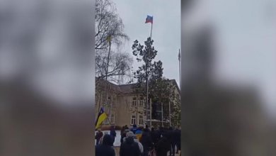 Cittadini ucraini sfidano i militari russi: ammainata bandiera separatista
