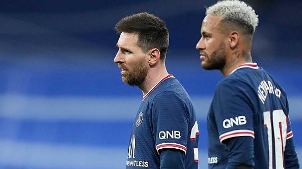 Fischi a Messi e Neymar, applausi a Mbappé: la protesta dei tifosi dopo il disastro-Champions