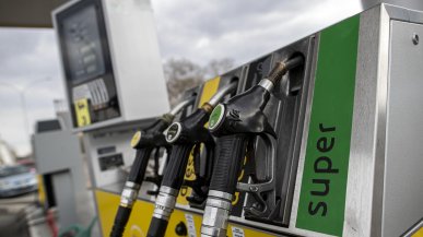 Benzina, la verde sfonda quota 2 euro anche in modalità self