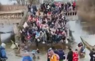 Irpin, il ponte è crollato con i bombardamenti: la gente scappa attraversando il fiume a piedi