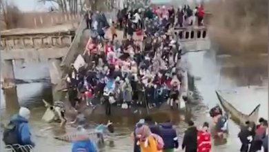 Irpin, il ponte è crollato con i bombardamenti: la gente scappa attraversando il fiume a piedi
