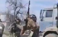 Kherson, la guardia nazionale russa spara per disperdere la folla che protesta