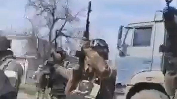Kherson, la guardia nazionale russa spara per disperdere la folla che protesta