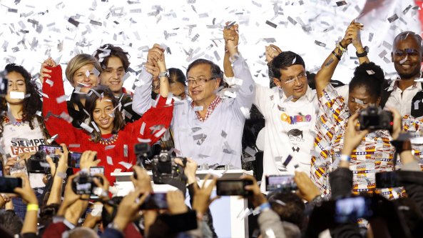 Colombia, la sinistra vince le elezioni: scatto di Gustavo Petro nella corsa alla presidenza