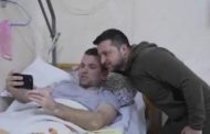 Zelensky raggiunge a piedi l'ospedale militare e visita i soldati feriti