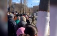 I manifestanti si scontrano con le truppe russe: un soldato si difende con il fucile