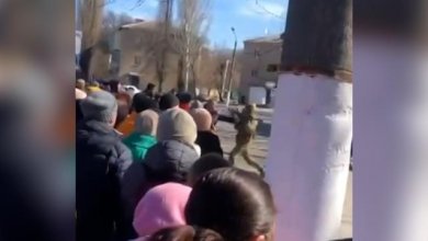I manifestanti si scontrano con le truppe russe: un soldato si difende con il fucile