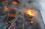 Un palazzo distrutto dopo le esplosioni: le fiamme avvolgono l'edificio
