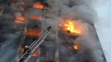 Un palazzo distrutto dopo le esplosioni: le fiamme avvolgono l'edificio
