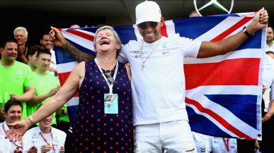 Lewis Hamilton includerà nel cognome quello della madre Carmen Larbalestier