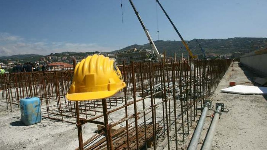 Incidenti sul lavoro, un operaio morto e uno ferito a Biassono: precipitati mentre erano su un traliccio