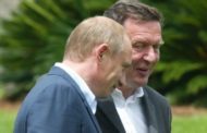 Germania, Schroeder vola a Mosca da Putin per tentare una mediazione. L'ex cancelliere imbarazza il governo Scholz