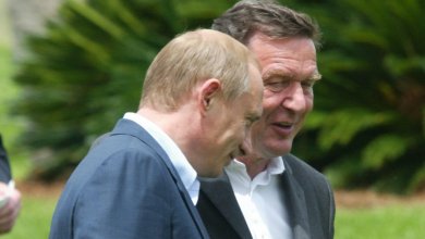 Germania, Schroeder vola a Mosca da Putin per tentare una mediazione. L'ex cancelliere imbarazza il governo Scholz