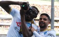 Osimhen segna una doppietta a Verona e poi fotografa la gioia della curva del Napoli
