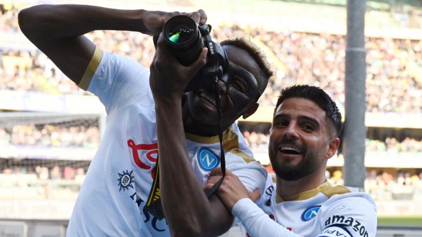 Osimhen segna una doppietta a Verona e poi fotografa la gioia della curva del Napoli