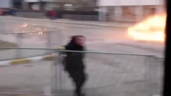 Colpi di mortaio sui civili in fuga da Irpin: un uomo travolto dall'esplosione