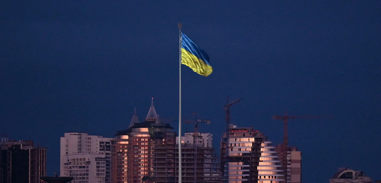 Cosa ci dice la foto 'costruita' della bambina ucraina con lecca-lecca e fucile