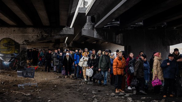 Ucraina-Russia, cos'è successo oggi: missile su Kiev, corridoio umanitario a Mariupol, summit Usa-Cina a Roma. Quasi 3 milioni di profughi