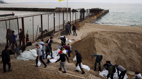 Ucraina, le navi russe si avvicinano a Odessa: possibile l'assalto anfibio nella notte