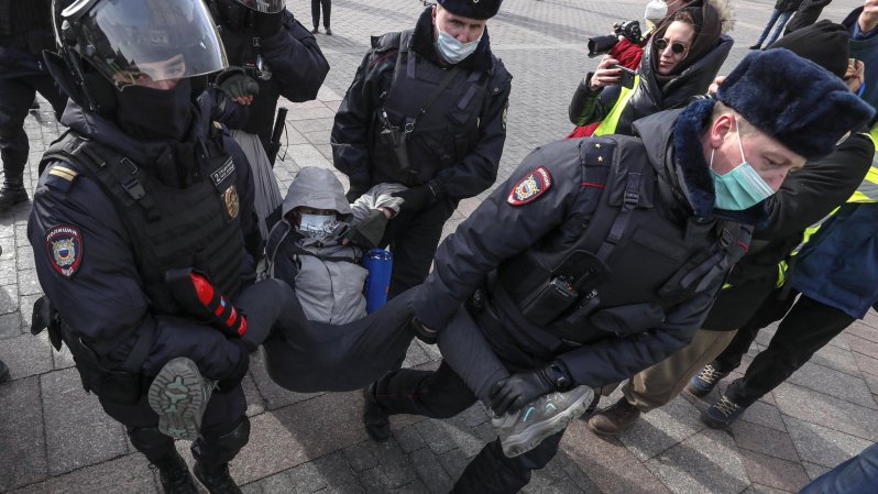 Russia, oltre 4300 arresti nelle manifestazioni. A Mosca fermati due esponenti di spicco della ong Memorial