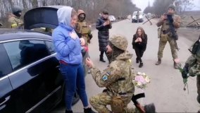 Soldati fingono di fare un controllo: ma uno di loro si inginocchia e fa una proposta di matrimonio