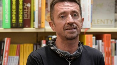 Vaccino, procura di Arezzo archivia caso Scanzi: 