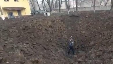 Raid russo sull'ospedale pediatrico: l'enorme cratere provocato dall'esplosione di una bomba