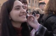 Studenti in piazza  per la Giornata del Fiocchetto Lilla: 