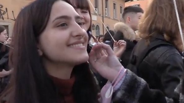 Studenti in piazza  per la Giornata del Fiocchetto Lilla: 