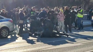 Malmenate e arrestate a San Pietroburgo donne che protestano contro la guerra